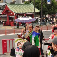 11.4「2012年イイハデー」/チンドン屋さんと一緒にスカイツリーのふもとで署名活動