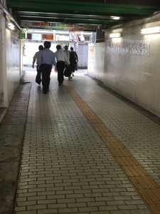 ④戸山口改札出た通路