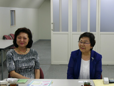 写真左が日本歯科衛生士会の武井典子新会長. 右は前会長の金澤紀子顧問