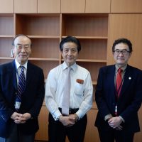 長谷川嘉一衆議院議員と中川勝洋、橋本健一両理事が懇談